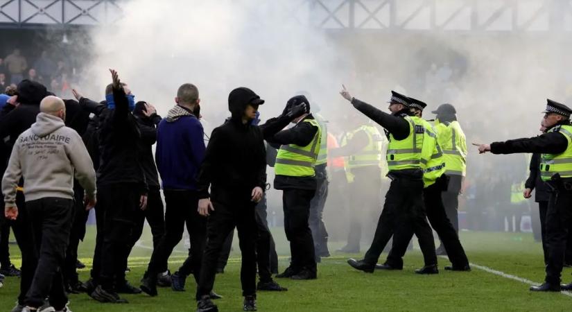Elözönlötték a pályát, verekedés tört ki a tizenegyespárbaj után - videó