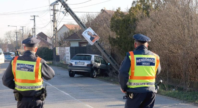 Oszlopnak ütközött az egyik, kizuhant a megye-kettőből a másik