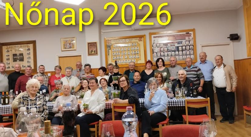 Csepregi borosgazdák nőnapi köszöntése - virág a borhölgyeknek