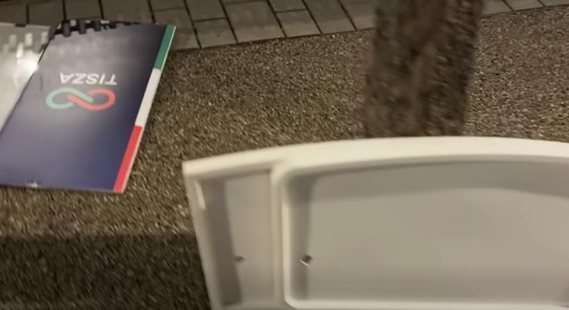 Ellopták és összetörték a Tisza Párt pultjait Debrecenben, videóra vették az elkövetőket