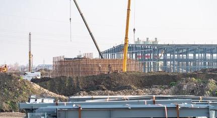 Verekedő kínai munkások, csomagtartóban utazó dolgozók a szegedi BYD-gyár építésén