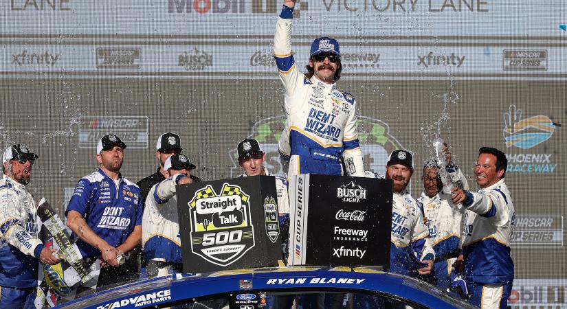 Ryan Blaney tette fel a koronát Penske tökéletes hétvégéjére a Phoenix Racewayen