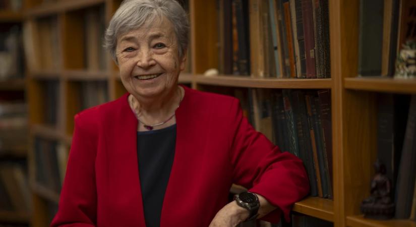 „Te vagy nekünk a remény, hogy ebben az országban úgy is lehet boldogulni, ha valaki nem párttag, és nem mószerol be másokat.” Bányai Éva, a hipnózis élő legendájának kalandos élete