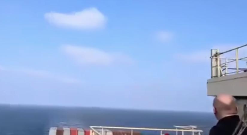 Ilyen látvány, amikor egy Iránra kilőtt cirkálórakéta méterekre húz el melletted