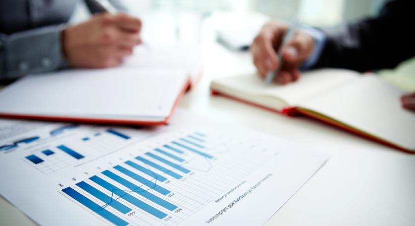 Drágulást hozott a tavasz a vállalkozói számláknál – a nagybankok többsége emel a díjakon