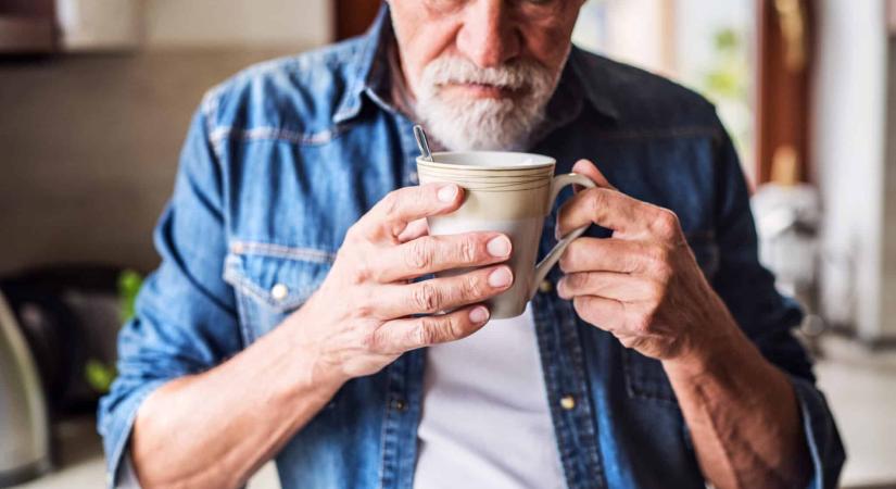 Ha rendszeresen iszol kávét, kisebb eséllyel sújthat le rád ez az időskorban gyakori betegség