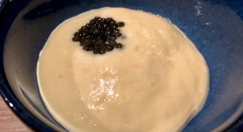 Pierre kaviáros tojáskrémhabot evett, majd a nyakához kapott, életben maradt