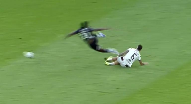 Ennek a rémes belépőnek bokatörés lett a vége, még az ellenfél játékosai is sírva fakadtak