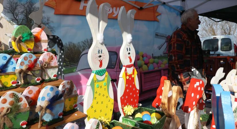 Nőnapi meglepetéssel is készültek a Völgy piaci árusok vasárnap Sötétvölgyben – FOTÓK