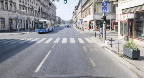 „Autóval/motorral is elindulhatok a BUSZ-jelzésre?”