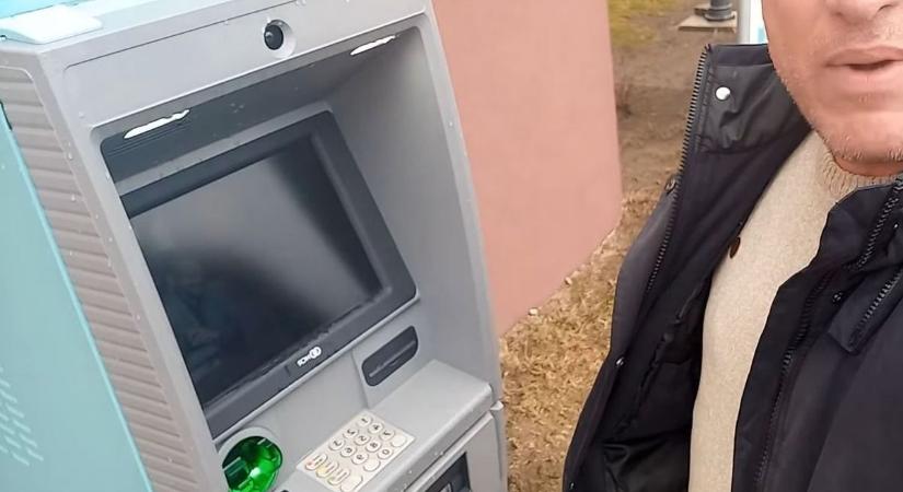 Lángvágóval bontották volna ki a bankautomatát