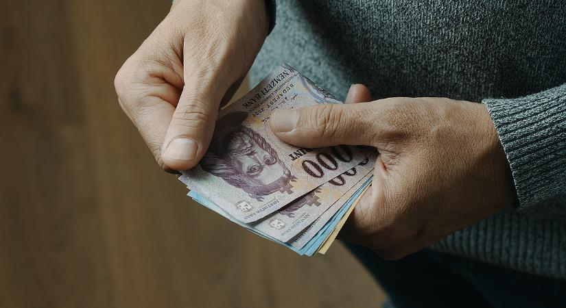 Nagyot zuhant a forint reggelre, a 400 felé közelít az euró