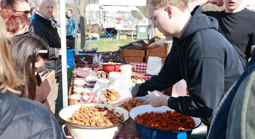 Ragyogó napsütés, vízpart, sok-sok vásárló – ilyen volt a Hóci piac (galéria)