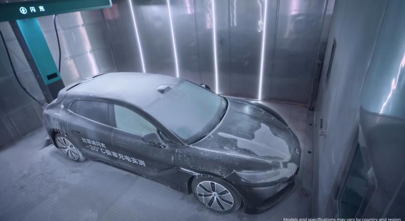 Videó: jéggé fagyva is pillanatok alatt feltölt a kínaiak villanyautója