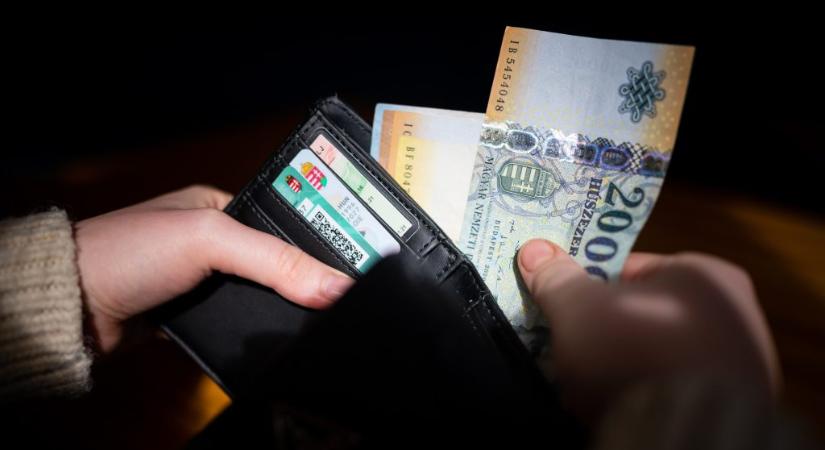 Tovább zuhant a forint hétfő reggelre