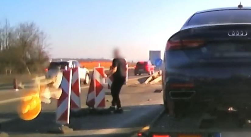 Úgy döntött, átrendezi a terelést az M1-esen egy autós – videón a furcsa jelenet