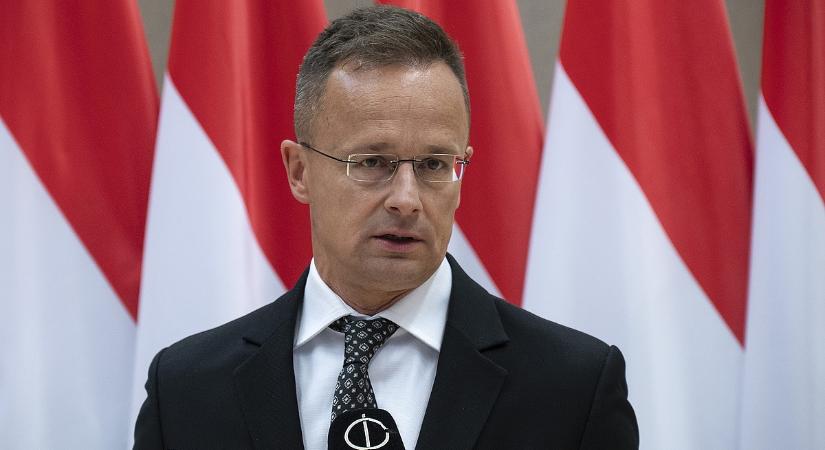 Szijjártó: Dubajból buszoztatták át a magyarokat Ománba, hogy hazarepülhessenek