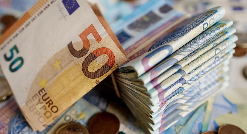Lejtőre került a forint: karnyújtásnyira a 400-as euró hétfő reggel