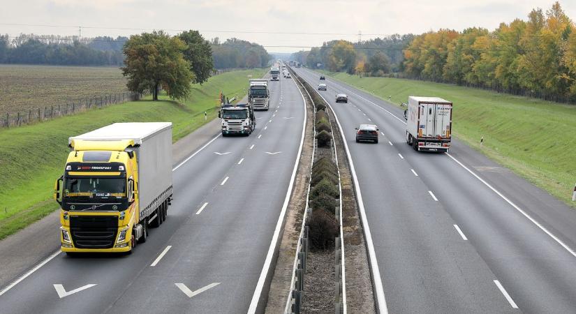 Dupla balesettel indul a reggel az M1-es autópályán