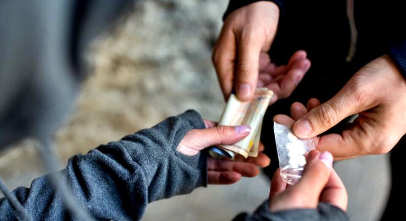 Egyablakos ügyintézés - kézből kézbe vándorolt a drog