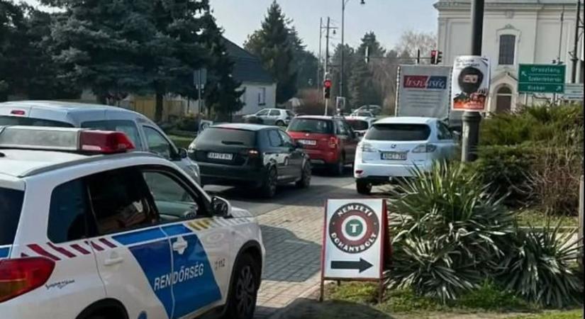 „Ez gyávaság” - Ocsmány feliratokkal fújták le a FIDESZ-KDNP-s női jelölt plakátjait