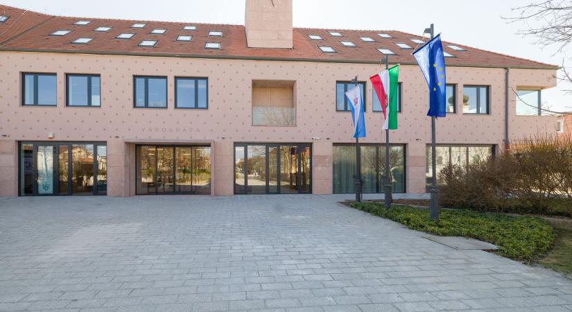 Egyedi óratoronnyal és ritka kőművesmunkával újult meg a gödöllői városháza