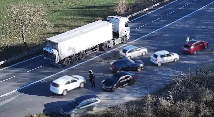 Videó: 5 autó előzte a kamiont, kivétel nélkül mindet megbüntették! Íme az indok!