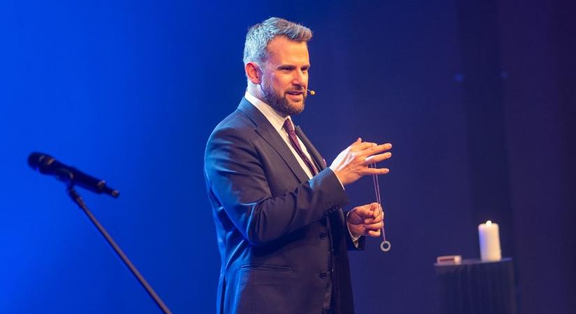 Danny Blue dupla előadással érkezik Zalaegerszegre – március 29-én kétszer is lelepleződik a Titok