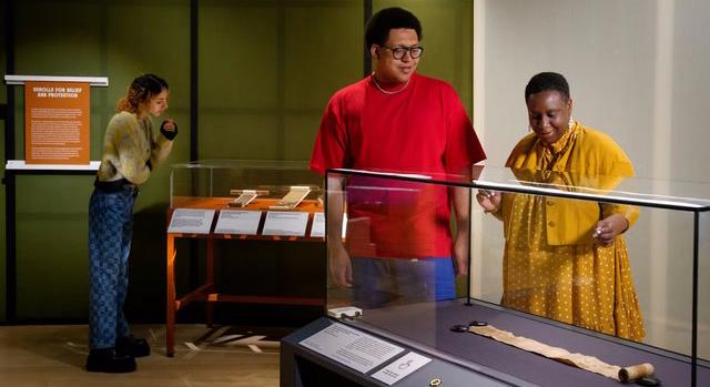 Múzeumban a születéssel kapcsolatos népi hiedelmek Londonban