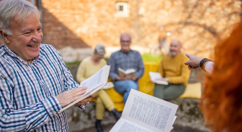 Színpadra állnak a 65 felettiek: tavaszváró versmondó verseny lesz a városban