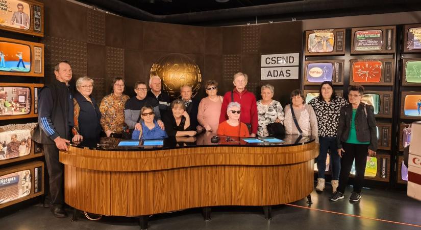 Kézzel érintették a múltat: Zsiguli rendőrautóba és Pannónia motorra ültek a jászkunsági gyengénlátók