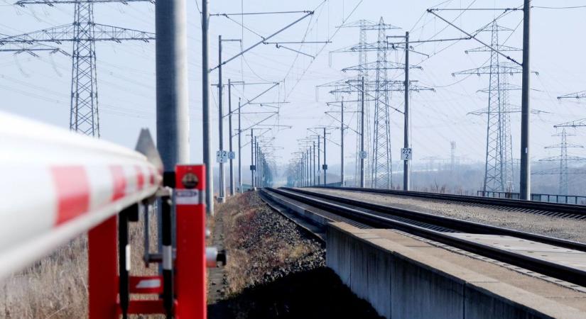 Embert gázolt a vonat a dunántúli vonalon, mentesítő buszt küldenek az utasokért