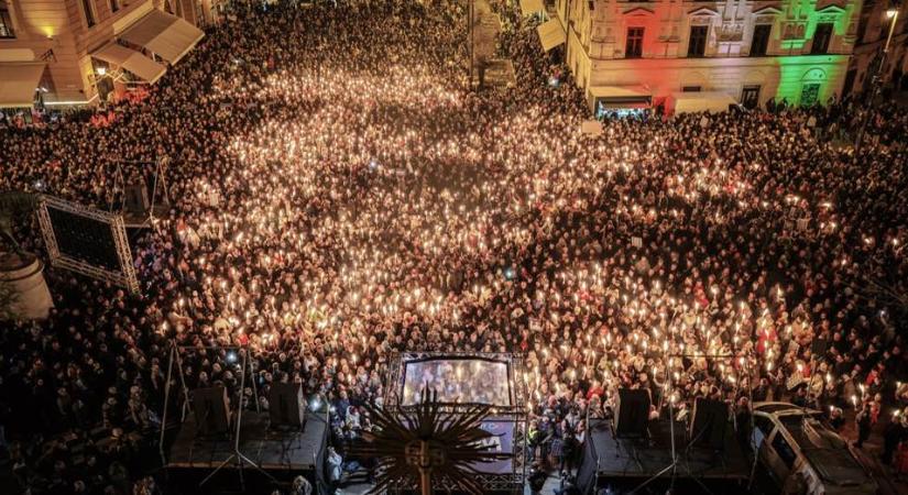 Mark Ruffalónak tetszett a tömeg Magyar Péter országjárásának pécsi állomásán