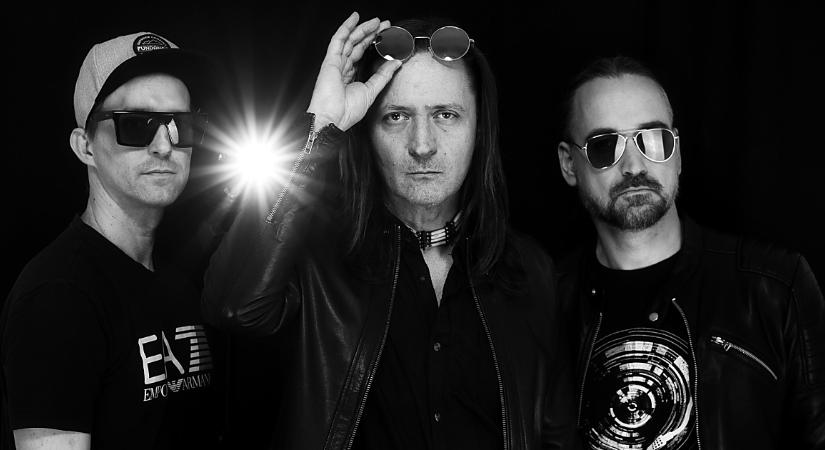 Régi és új dalokat is játszott a könyvespolcok előtt a debreceni zenekar – videóval