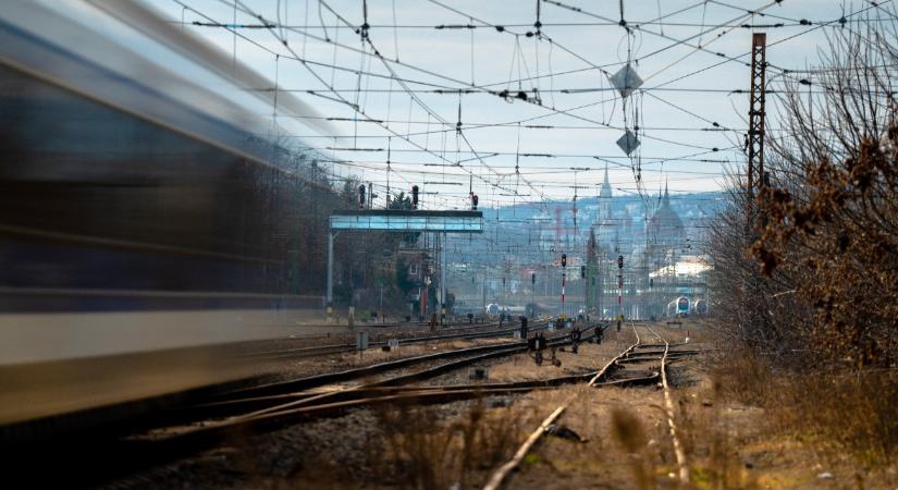 Gázolta a vonat, pótlóbuszok járnak a vasútvonalon