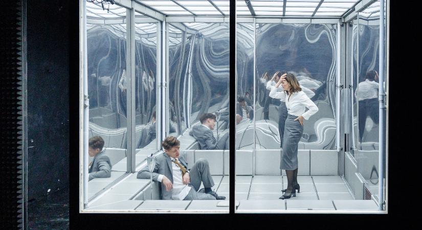 Zenés-fantasztikus szatíra az egyre közelebbinek tűnő jövőről