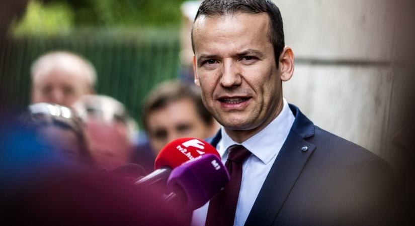 Megtámadták, megütötték a Mi Hazánk plakátozó aktivistáját