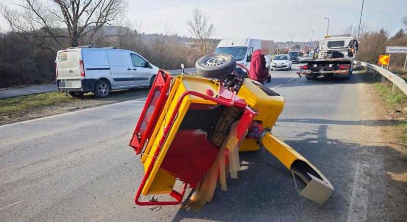 Baleset Szombathelynél: leakadt az utánfutó és a szemből jövőbe csapódott - fotók