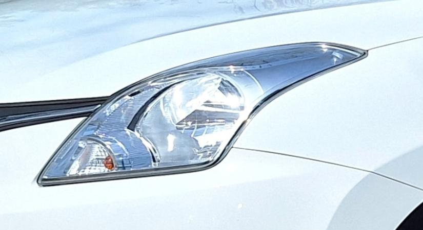 Csak a legnagyobb autófanok tudják, hogy milyen autó lámpája van a képen!