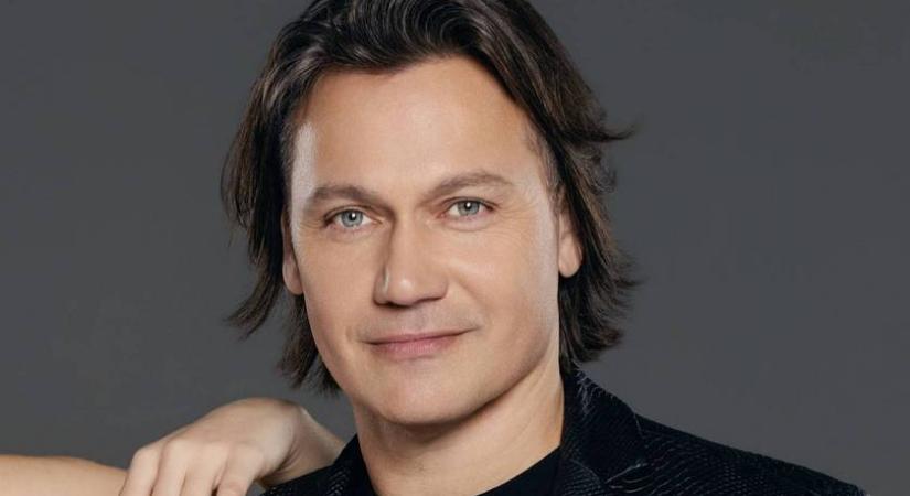 Íme Kovács Áron ritkán látott, 25 évvel fiatalabb felesége: Zsófi szerelmesen öleli az énekest