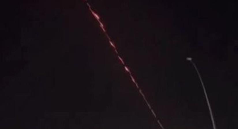 Úgy hányja a lövedéket, mintha nem lenne holnap: videóra vették, amint a hírhedt amerikai védelmi rendszer leszedi az iráni drónokat (VIDEÓ)