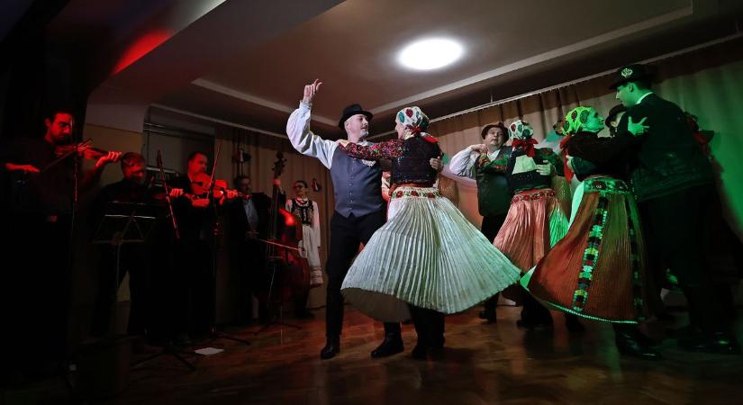 Összegyűlt a falu: látványos ünnepségen avatták fel a megújult pirtói művelődési házat– fotók