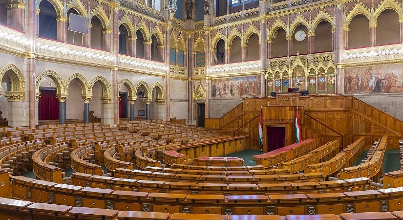 Dőlt a közpénz a benzinkutaknál: 220 milliót autóztak el a képviselők