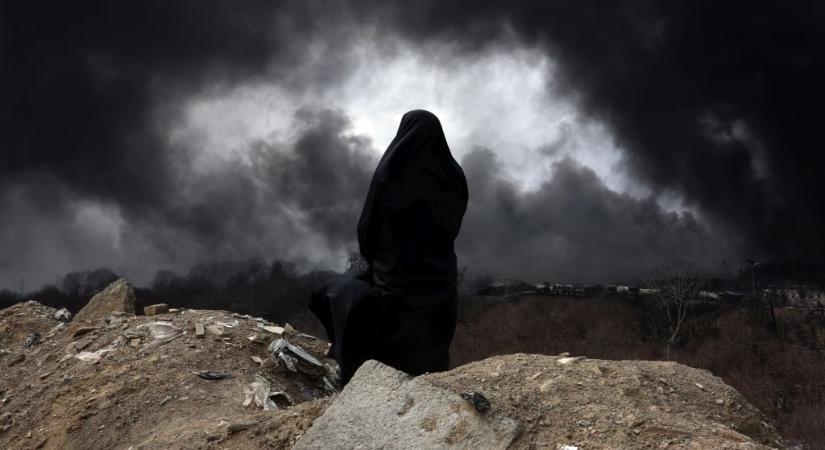 Mérgező fekete eső zúdult Teheránra – sokkoló fotók érkeztek a támadások után