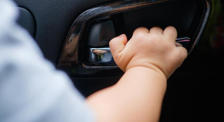 Rejtett nyílás az autó ajtaján: ez a szülők leghasznosabb segítsége
