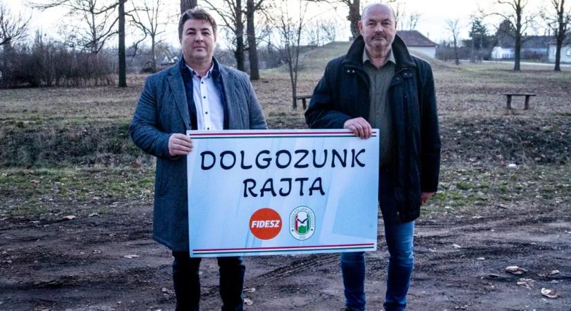 Annak a játszótérnek az átadásával kampányol a fideszes Erdős Norbert, amit már 4 éve is megígért