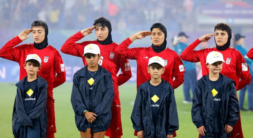 Segélykérő jel az iráni csapatbuszból? Politikai ügy lett a női válogatott szerepléséből