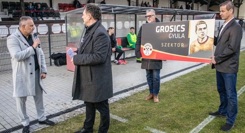 Felavatták a Grosics Gyula szektort a dorogi stadionban