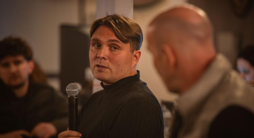 Gubík László ismét pulóverben, nyakkendő nélkül