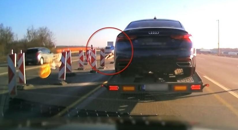 Csúnyán besült a türelmetlen sofőr, a terelő oszlopokat bontogatta az M1-esen - videó